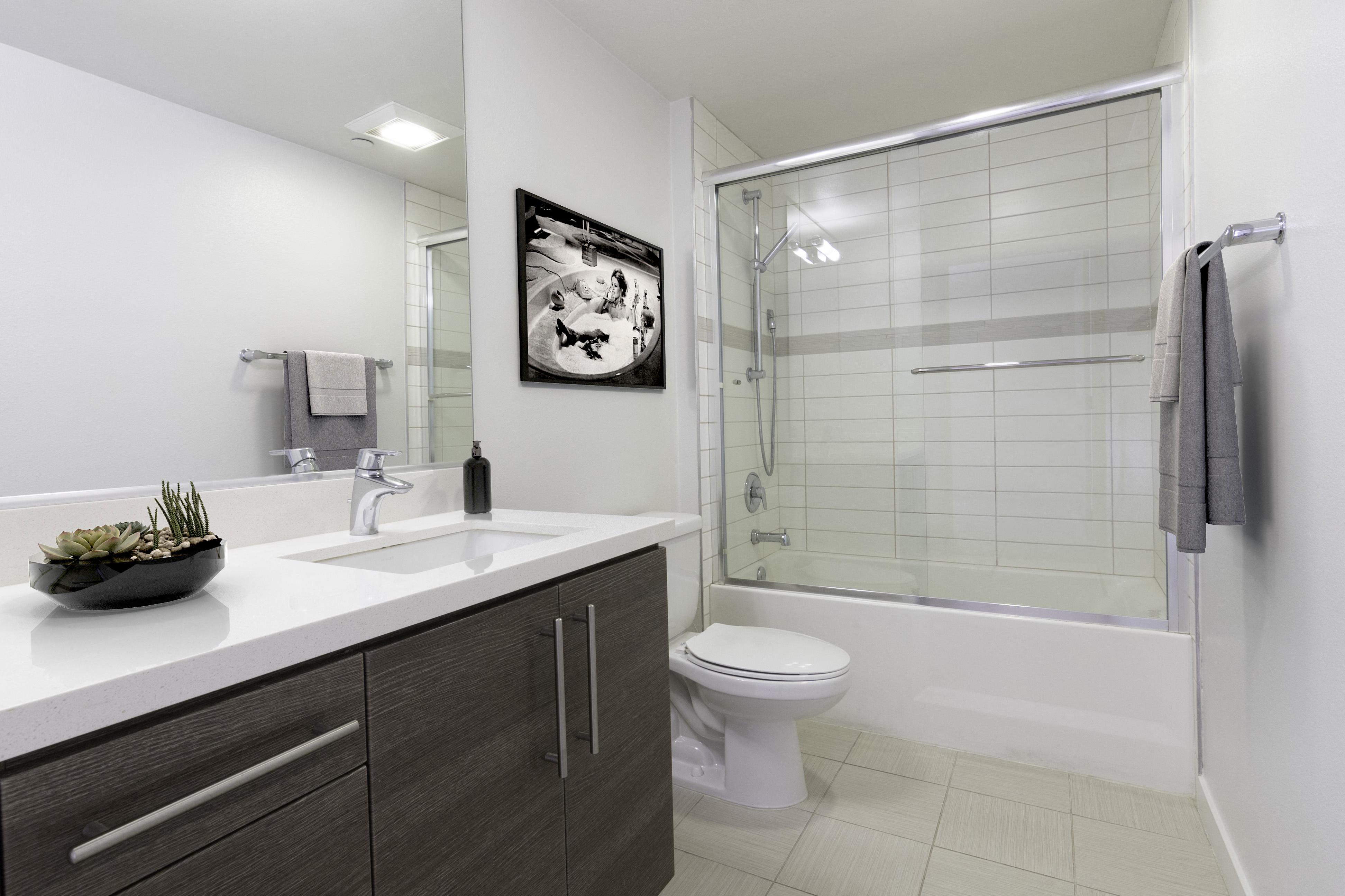 NMS-1427-Santa-Monica-Apartments-For-Rent-Bath1